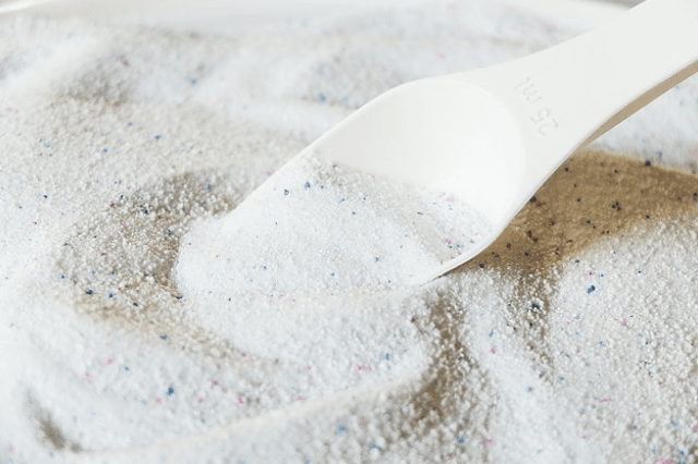 Enzima proteasa: ingrediente indispensable en detergentes